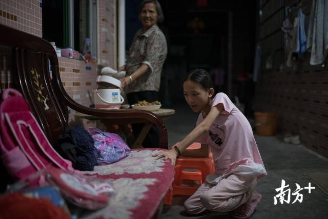 杨思莹的父母在深圳务工，只能与87岁的奶奶陈亚芳一起生活。
