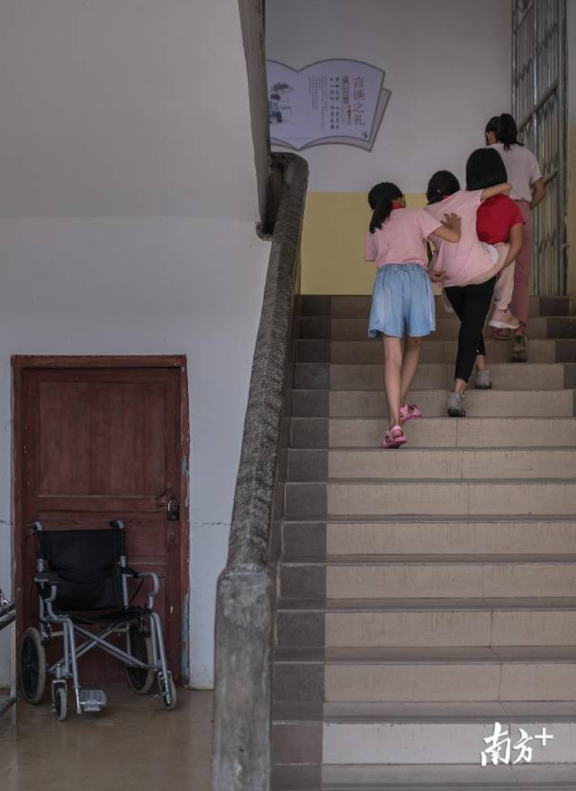 这群体重相当的小学生，每天坚持走完这段400米的上学路，并不是一件易事。