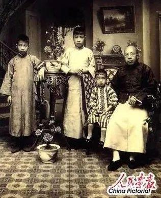 徐光宪（右二）5岁时与父亲及两位兄长
