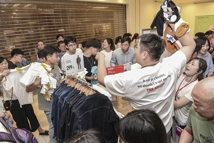  2019年6月3日，浙江金华，顾客在西市街上的优衣库店抢购优衣库 x Kaws合作款。图/视觉中国