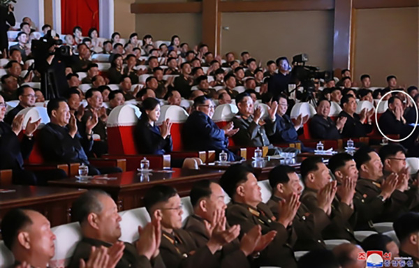 金英哲（白圈标记）参观军属艺术演出。