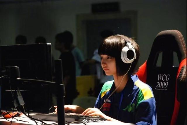 电子竞技：谁说女玩家只能坑队友，Miss为女玩家正名_新浪新闻