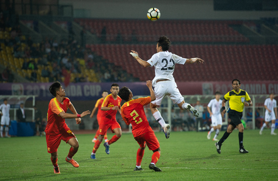 中国国青队（红）在熊猫杯上0∶3不敌韩国国青队排名垫底。视觉中国供图
