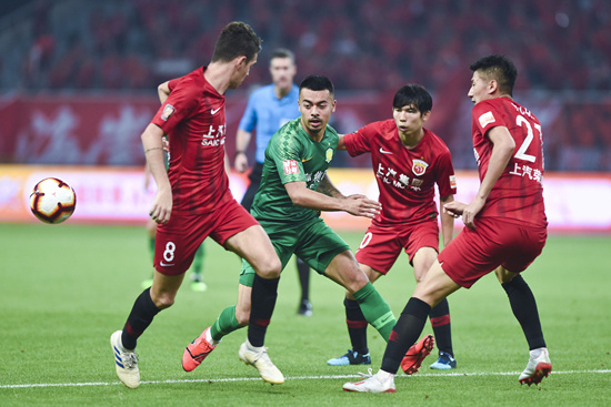 李可（左二）在与奥斯卡（左一）的对抗中不落下风。视觉中国供图