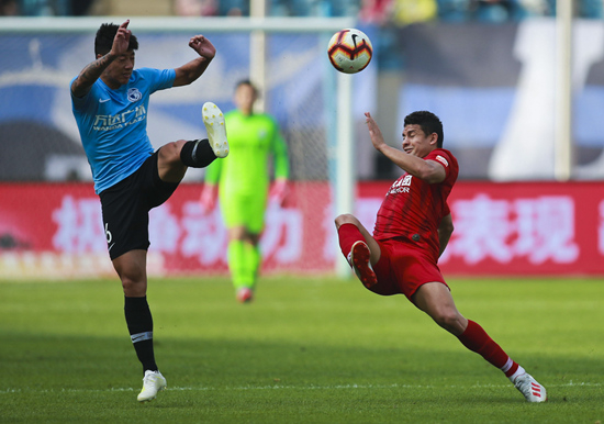 表达过“归化”意愿的埃尔克森（右）在中超联赛中射门。视觉中国供图