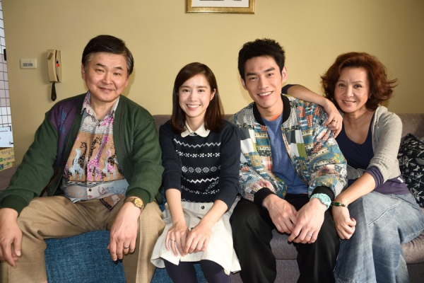 《长不大的爸爸》剧照，左为贺一航