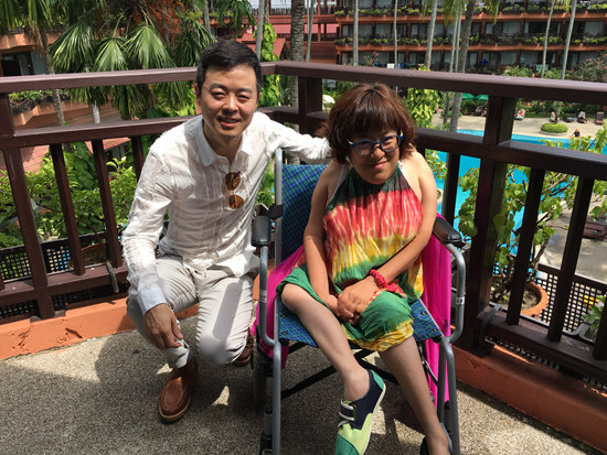 　洛洛和李晓征在普吉岛合影。