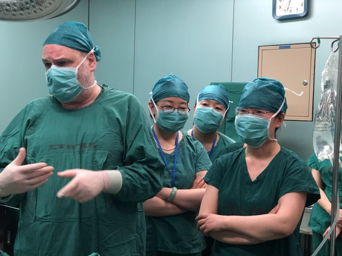 医护人员正在手术室内准备操作。北京妇产医院 供图