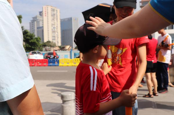厦门思明区一中的考点门口，一名身穿红衣的送考小朋友格外显眼。实习生 孙香 图