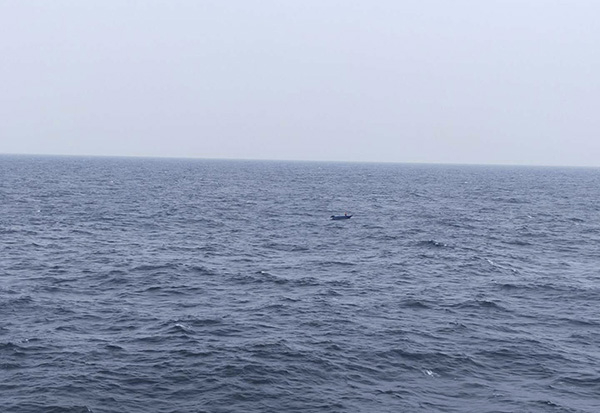  小船就像飘在海上的一片树叶。采访对象供图