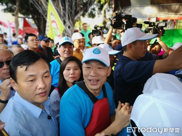 韩国瑜（中）。（图片来源：台湾“东森新闻云”）