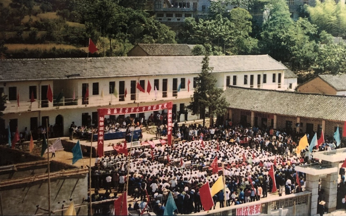  翻拍照片：1990年5月19日，全国第一所希望小学隆重剪彩。新京报记者 田杰雄 摄