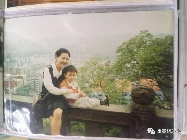 　▲1996年，朱晓娟与刚找回来的“盼盼”合影。图/新京报网