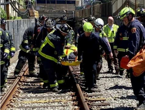 现场救援人员 图自视觉中国