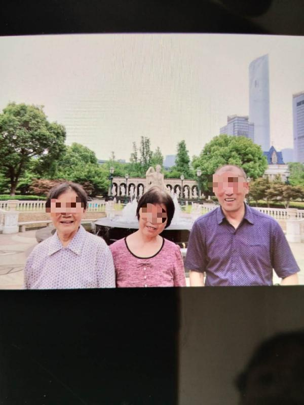 2018年5月，三位老人在外旅游合影。受访者 图