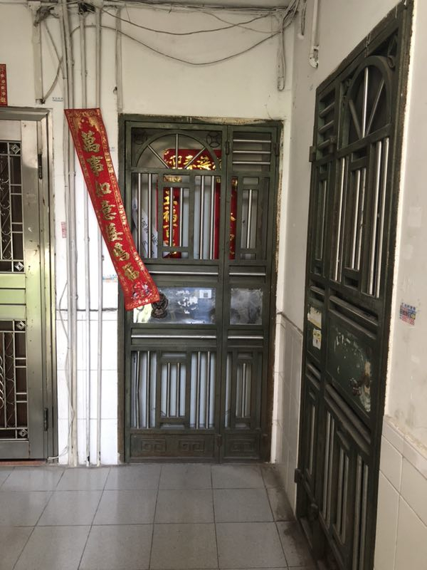 深圳一小区出租屋（中）内，发现三具藏于冰柜内的老人遗体。澎湃新闻记者 陈绪厚 图