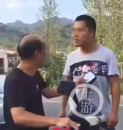 网传的常林（右）打老师张军的视频截图。