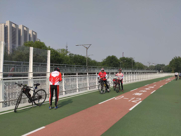 有骑行者违停在车道拍照。新京报记者 郑新洽 摄