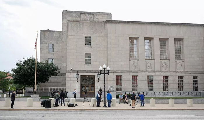 　　▲章莹颖案控辩双方12日在法院进行开案陈辞。图为媒体在法院外等候。图/视觉中国