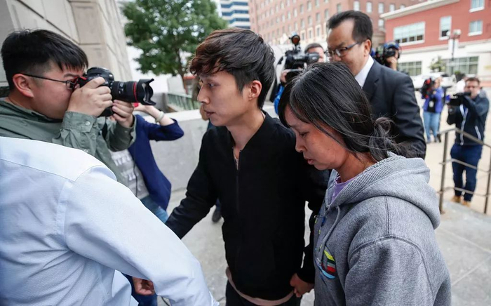 　　▲章莹颖母亲叶丽凤（右）和弟弟章新阳12日抵达法院。图/视觉中国