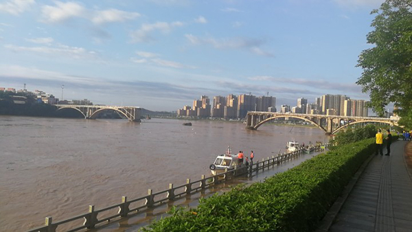 垮塌后的东江大桥（紫金东江桥）。&nbsp; 《河源日报》 图