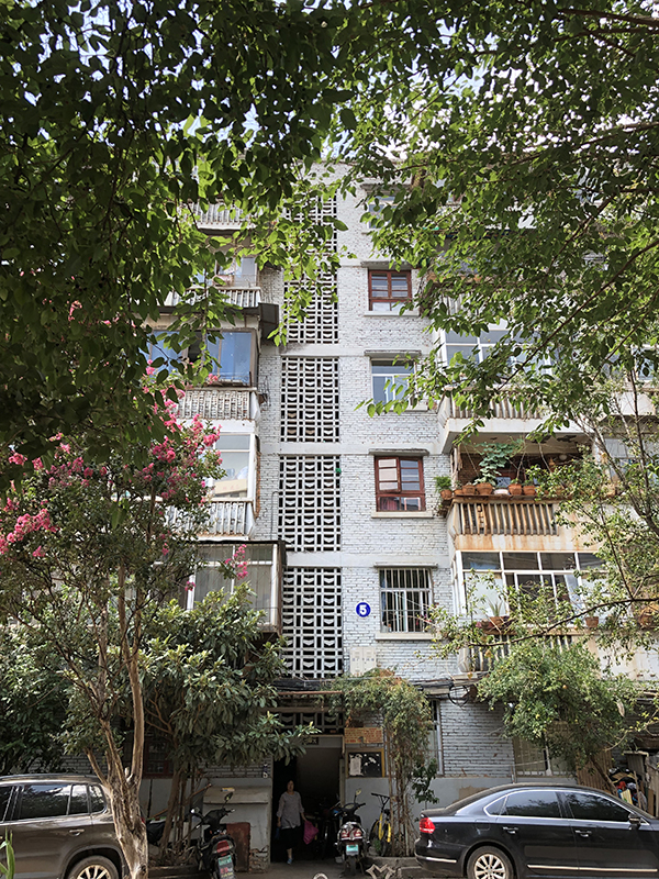 位于环城南路的昆明市物资局家属楼，孙小果和生父陈某、哥哥一起住这里。