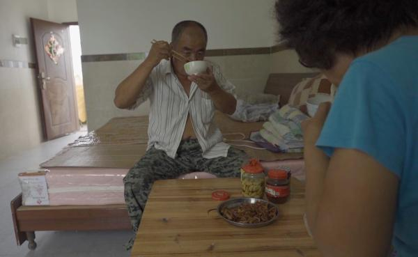 　　今年61岁的魏学祥无家可归，在三亚崖州做着小区保安的工作，捡拾废品贴补家用。为还债，与老伴的三餐少有荤菜。 澎湃新闻 图