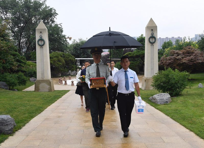 烈士骨灰在家属陪伴下迁入新建烈士纪念园。摄影/新京报记者 吴宁