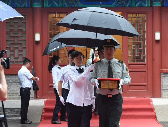 今天早晨8点，5份烈士骨灰由烈士骨灰堂迁出。摄影/新京报记者 吴宁