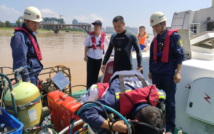 蛙人正在船舶上参与救援。来源：河源海事局