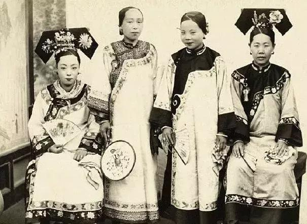 100年前清朝女子的服饰图,最后一张让人一见倾心