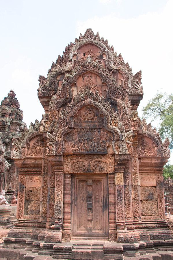 班蒂色玛寺院不大，巧妙的布置所营造的空间给人一种精致、安全、清净的感觉。