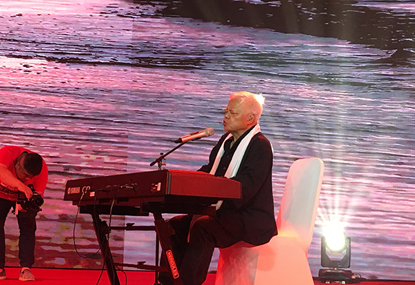 “台湾民歌之父”胡德夫在两岸青少年新媒体高峰论坛文艺晚会演出。澎湃新闻记者 韩雨亭 图