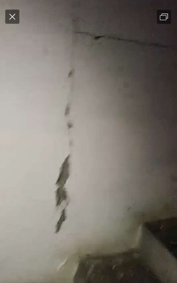 长宁县双河镇村民魏明（化名）家的房子出现裂缝。 受访者供图