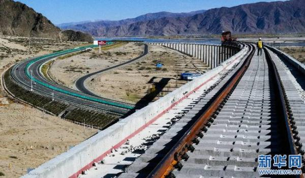 正在建设中的川藏铁路拉林段（2018年10月16日摄）。新华社 图