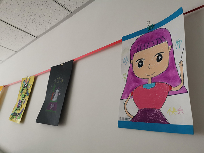 “爱心村”孩子的绘画作品