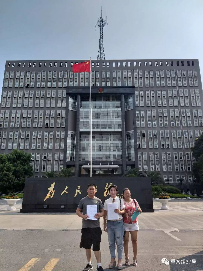 ▲6月21日，王彬如拿到判决书后，摄于法院门口。 受访者供图。