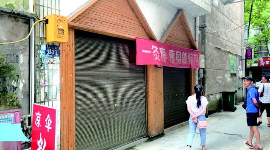 邓世平家是一栋四层小楼，卷帘门是出入楼房的大门。