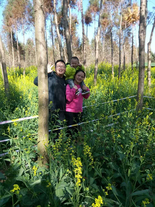 生前，邓琅杰跟母亲、弟弟一起在捞渔河湿地公园。 家属供图