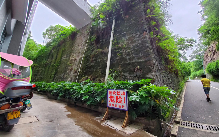 　新晃一中通往操场的道路旁设置了危险提示，该操场由杜少平承包修建。 新京报记者 李云蝶 摄