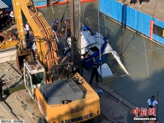 　　资料图：当地时间6月11日，匈牙利游客观光船“美人鱼”号船体被打捞出水。当地时间5月29日，它与“西格恩”号邮轮相撞。之后，游船倾覆沉没。