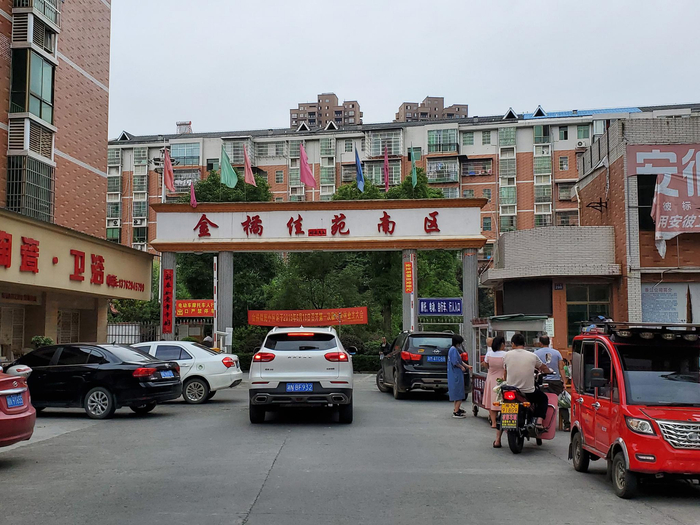 杜少平居住小区。目前杜家大门紧锁，敲门无人应答。 新京报记者 李云蝶 摄