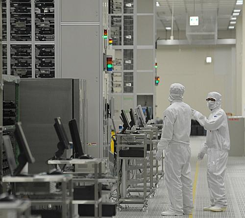  工作人员在日本茨城县瑞萨电子公司工厂内工作。（新华社）