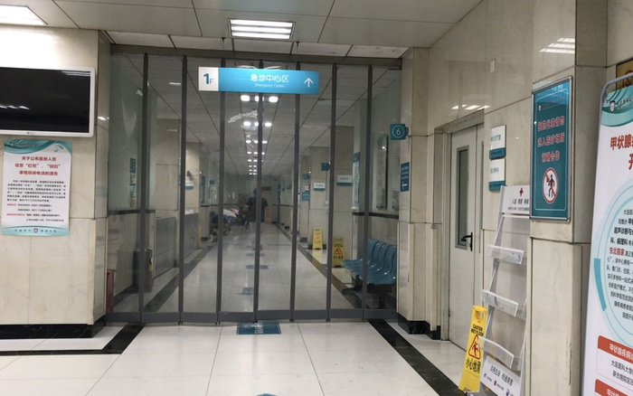 接诊医生表示，吴某就诊时脸上有伤。新京报记者 逯仲胜 摄