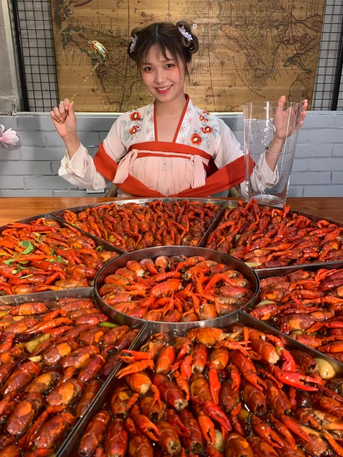 朵一吃小龙虾。受访者供图