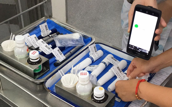 　北京大学人民医院“FREE研究”过程中，护理人员进行无针注射器扫码标注。图片来源/医院供图