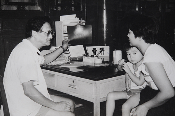 吴守义教授为患儿看病。