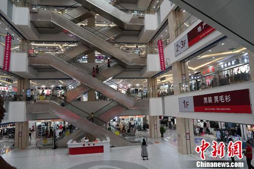 河北沧州明珠国际商贸城，宽敞明亮的购物环境。中新网记者 刘湃 摄