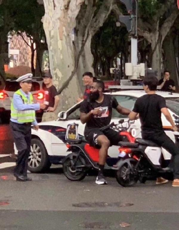网友爆料哈登在上海骑电动车被交警拦下。 图片来源：新浪微博