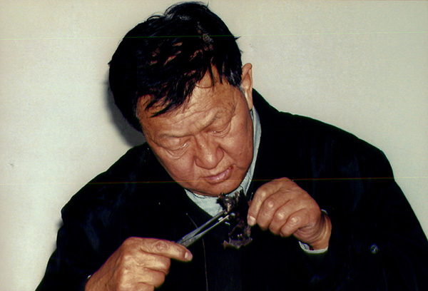 　乌国庆在进行无物证研究